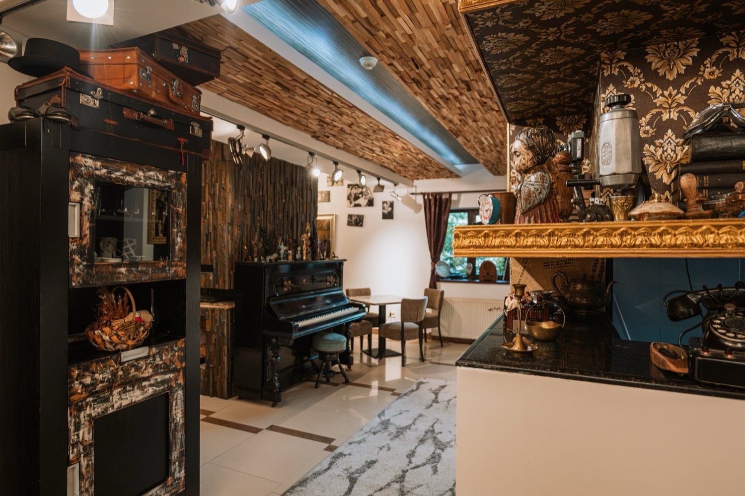 Cabinet negru cu obiecte