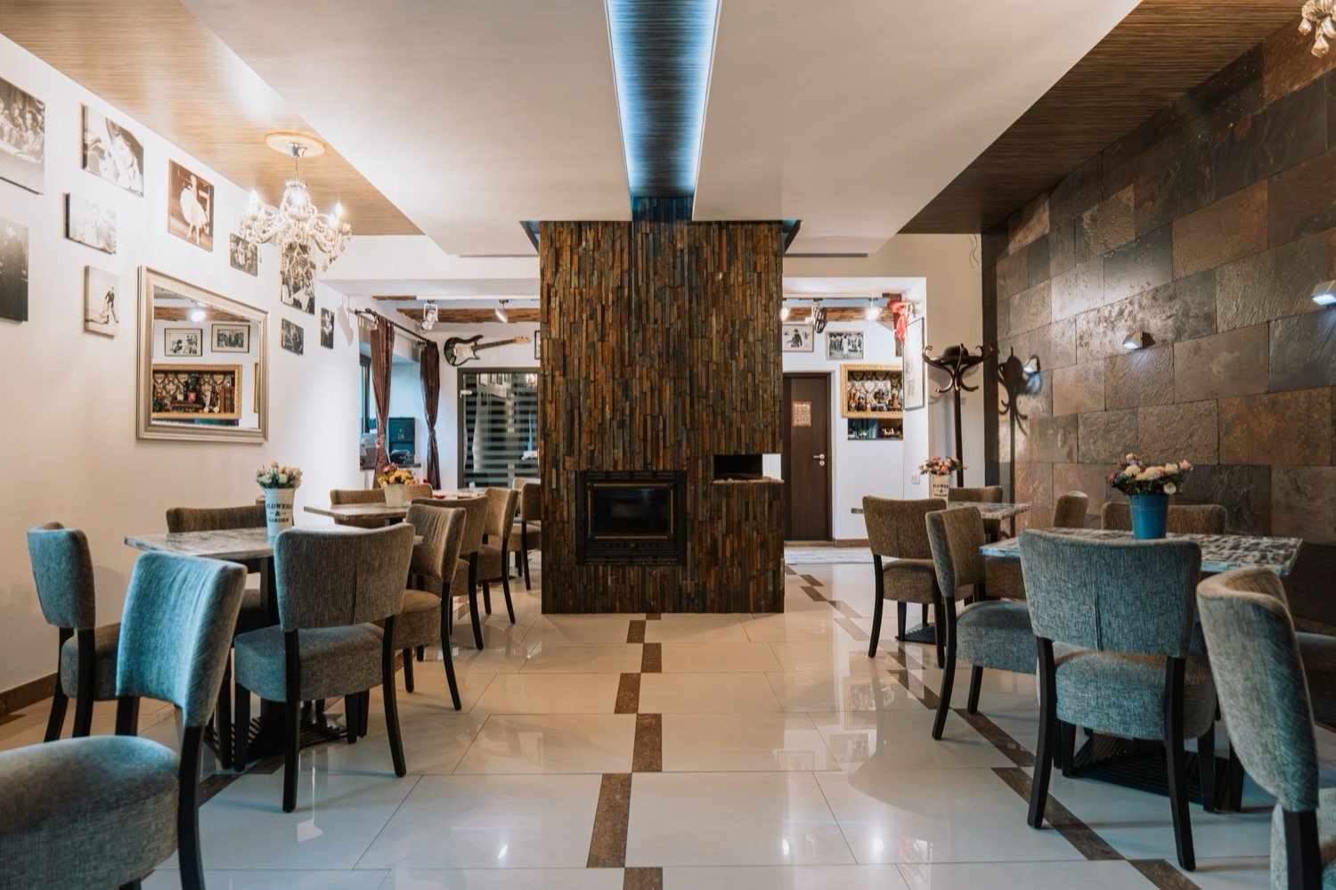 Sala de mese, șemineu